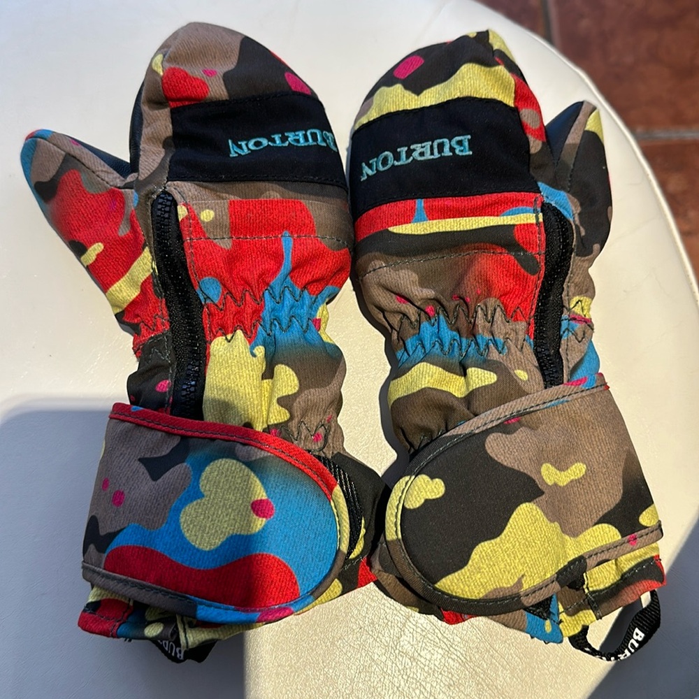 Kid’s Burton Mittens with Zipper and Velcro wrist wrap.